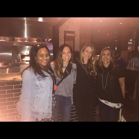 Meet your Posher, Dee - Picture 2 of 8